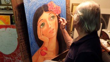El pintor cubano Orlando González Naranjo detalla una de sus obras.&nbsp;
