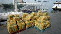 Pacas de cocaína por un total de 5,2 toneladas y un yate confiscado son mostrados a la prensa.