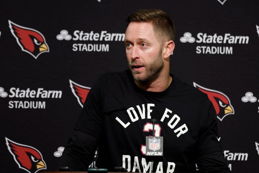 Kliff Kingsbury, entrenador de los Cardinals de Arizona, ofrece una conferencia de prensa, con un jersey con el que muestra apoyo a Damar Hamlin, jugador de los Bills de Buffalo, el domingo 8 de enero de 2023.