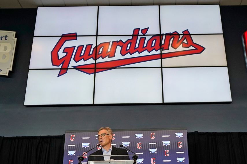 Foto del 23 de julio del 2021, el dueño de los Indios de Cleveland Paul Dolan habla en conferencia de prensa sobre el cambio de nombre a Guardianes