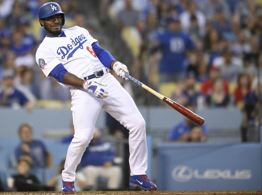 Puig también se golpeó un pie con un foul en su segundo turno al bate.