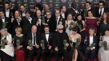 En esta imagen del 26 de enero del 2020, los ganadores de los premios Goya del cine español posan con sus trofeos para una foto de grupo al final de la ceremonia de premiación en Málaga, en el sur de España.&nbsp;