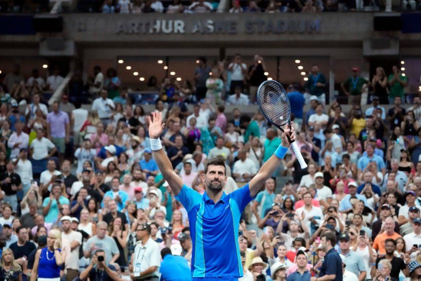 Novak Djokovic, de Serbia, celebra después de vencer a Borna Gojo, de Croacia, en la cuarta ronda del Abierto de Estados Unidos, el domingo 3 de septiembre de 2023, en Nueva York.