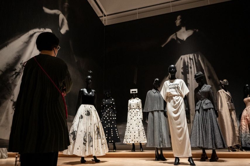 En esta imagen tomada el 19 de diciembre de 2022, un invitado visita la exposición Christian Dior: Designer of Dreams durante una presentación para los medios en el Museo de Arte Contemporáneo de Tokio en Tokio.