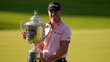 ustin Thomas sostiene el Trofeo Wanamaker tras ganar el torneo PGA Championship en un desempate contra Will Zalatoresi en el Club campestre Southern Hills en Tulsa, Oklahoma, el domingo 22 de mayo de 2022.