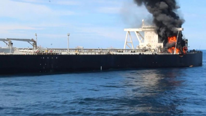 Un petrolero con bandera paname&ntilde;a, cargado con m&aacute;s de 270.000 toneladas de crudo, estaba el viernes en llamas frente a las costas de Sri Lanka, por segundo d&iacute;a consecutivo, agravando los temores de marea negra de grandes proporciones en el oc&eacute;ano &Iacute;ndico, tras la ocurrida en agosto en la Isla Mauricio.