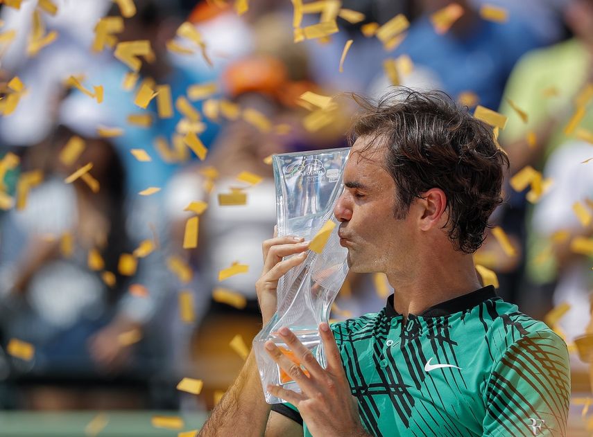 Roger Federer besa su trofeo que ganó frente al español Rafael Nadal.&nbsp;&nbsp;