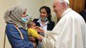 Esta fotografía tomada por los medios de comunicación del Vaticano y publicada el 3 de diciembre de 2021 muestra al Papa Francisco (R) reuniéndose con migrantes en la Nunciatura Apostólica en Nicosia, Chipre. Esta fotografía tomada por los medios de comunicación del Vaticano y publicada el 3 de diciembre de 2021 muestra al Papa Francisco (R) reuniéndose con migrantes en la Nunciatura Apostólica en Nicosia, Chipre.