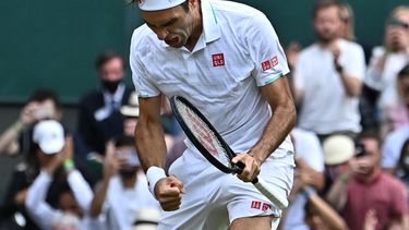 Roger Federer festeja tras conseguir un triunfo en el torneo de Wimbledon