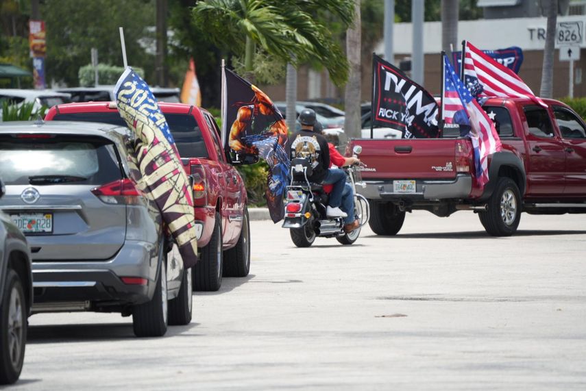 Simpatizantes de Trump realizan caravana en sur de Florida después de ataque en Pensilvania.&nbsp;