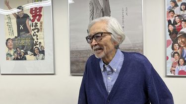El cineasta japonés Yoji Yamada, que tiene 90 películas en su haber, habla con The Associated Press en una oficina de Shochiku en Tokio, el miércoles 4 de octubre de 2023.&nbsp;