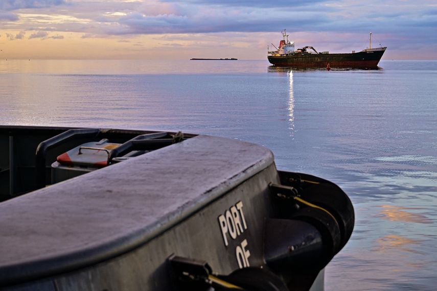 El carguero Mistral, con bandera de Antigua y Barbuda, en la bahía de Puerto España el 26 de octubre de 2025. El buque de guerra estadounidense visitará Trinidad y Tobago para realizar ejercicios conjuntos cerca de la costa de Venezuela, en medio de la campaña de Washington contra presuntos narcotraficantes en la región.