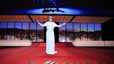 La actriz estadounidense Meryl Streep reacciona antes de recibir la Palma de Oro Honoraria durante la ceremonia de apertura de la 77 edición del Festival de Cine de Cannes en Cannes, sur de Francia, el 14 de mayo de 2024.