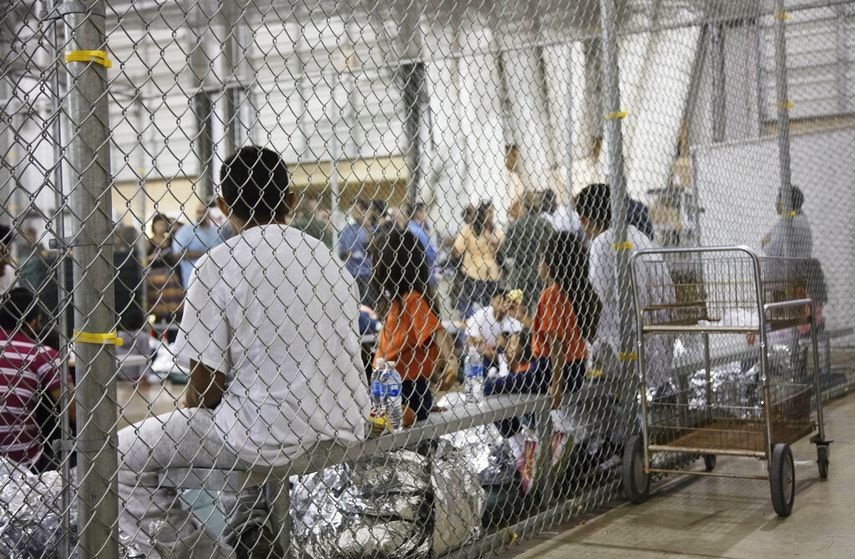 Inmigrantes detenidos por oficiales de la Patrulla Fronteriza de EEUU en la frontera sur.