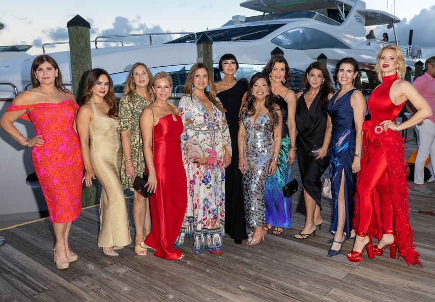 La glamorosa velada reunió a líderes, figuras clave y personalidades de los medios para brindar por el lanzamiento del libro al estilo miamense.