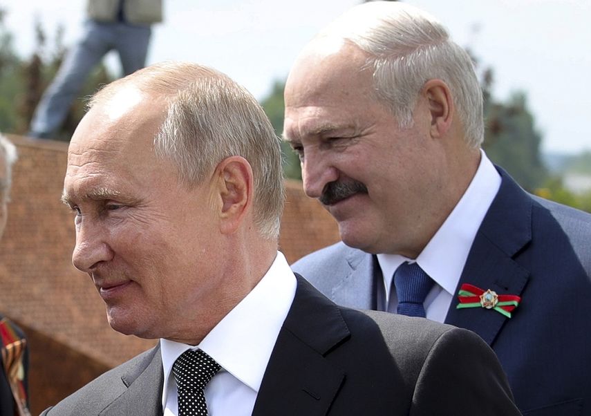 En esta foto de archivo del 30 de junio de 2020, el presidente ruso Vladimir Putin, izquierda, y el bielorruso Alexander Lukashenko saludan a veteranos de la Segunda Guerra Mundial al develar un monumento en su honor en Khoroshevo, al noroeste de Moscú. 
