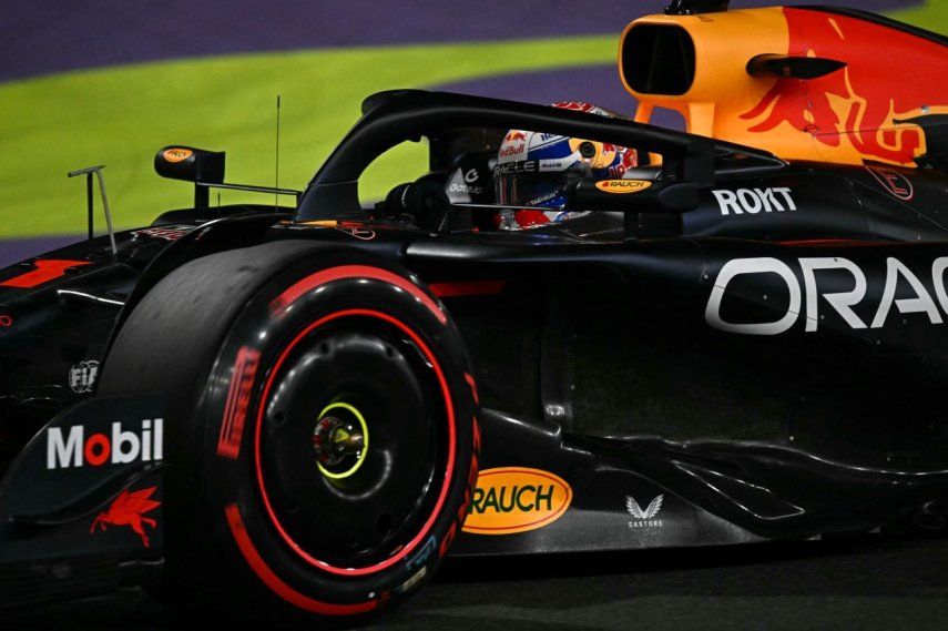 El piloto holandés Max Verstappen conduce durante la ronda de clasificación para el Gran Premio de Fórmula 1 de Arabia Saudita 2025, en el circuito de Jeddah Corniche, el 19 de abril de 2025.