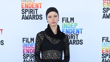 La actriz y modelo inglesa Mia Goth llega a la 38 ceremonia de los Film Independent Spirit Awards en Santa Mónica, California, el 4 de marzo de 2023.