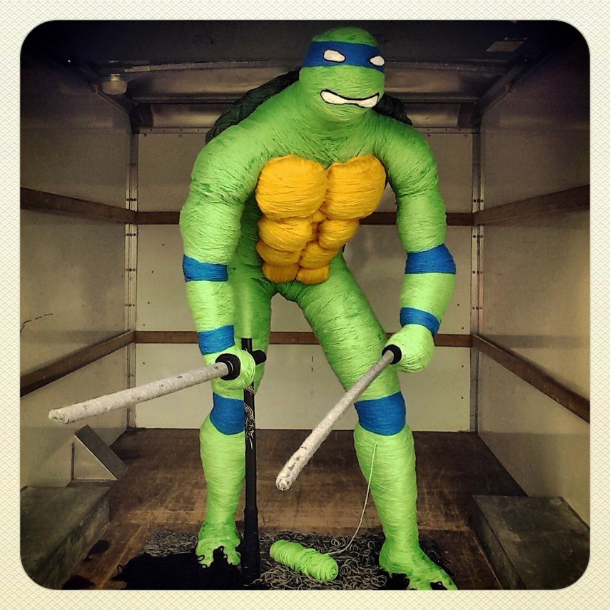 La obra tiene dos metros de altura, 91 kilogramos de peso y está confeccionada al cien por cien con lana.