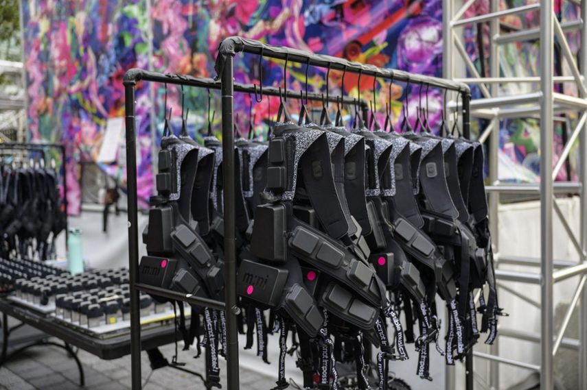 Los trajes hápticos creados para sordos por Music: Not Impossible se preparan durante un concierto de música clásica al aire libre en el Lincoln Center el 22 de julio de 2023, en la ciudad de Nueva York. La audiencia probó chalecos con 24 puntos de vibración que traducen la música en el escenario.  