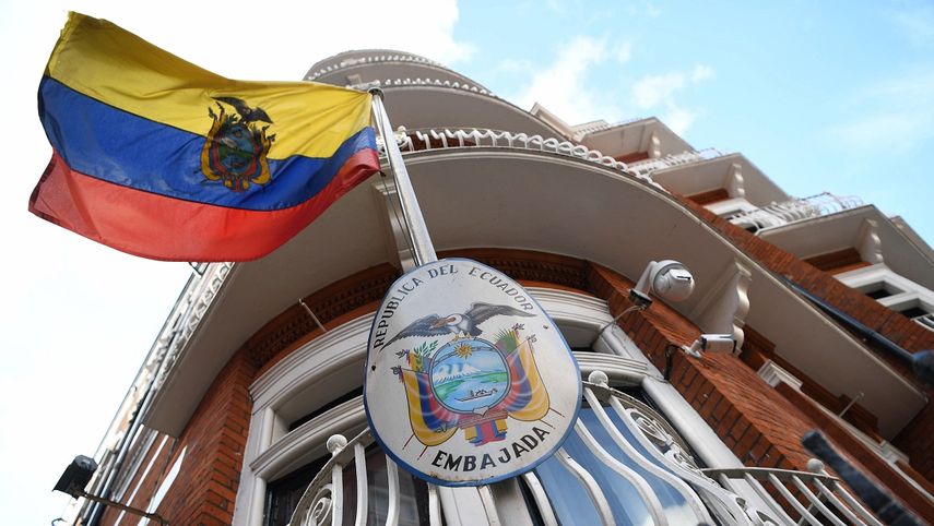 La bandera ecuatoriana hondea en el edificio de la embajada de Ecuador en Londres, Reino Unido, donde reside el fundador de WikiLeaks, Julian Assange.