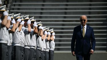 El presidente Joe Biden a su arribo a la graduación de 2024 en la Academia Militar de Estados Unidos West Point el 25 de mayo de 2024, en West Point, Nueva York.