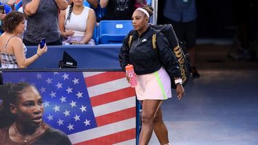 Serena Williams, de los Estados Unidos, toma la cancha para un partido contra Emma Raducanu, de Gran Bretaña, durante el torneo de tenis Western & Southern Open el martes 16 de agosto de 2022 en Mason, Ohio.&nbsp;