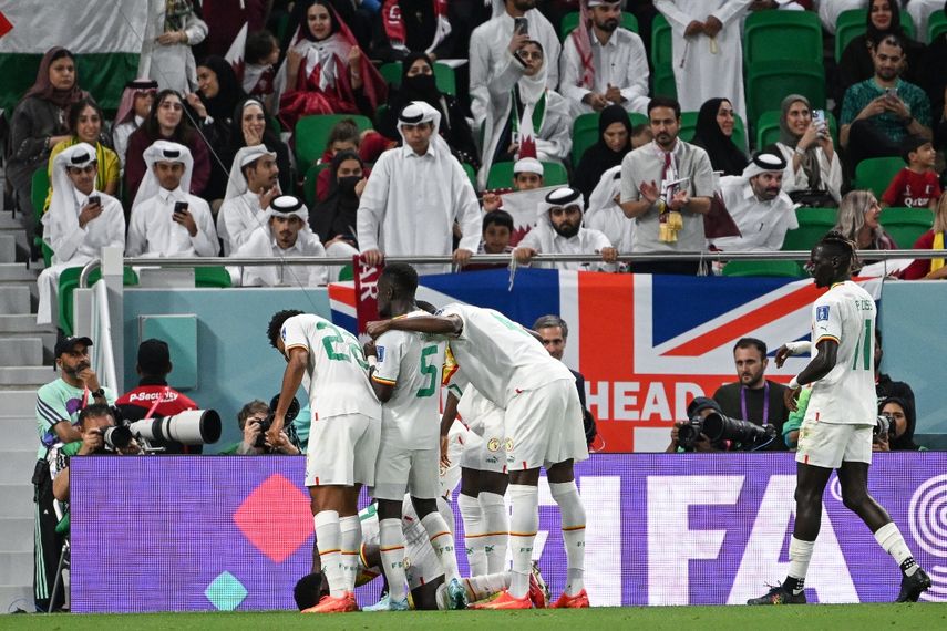 El delantero de Senegal, Bamba Dieng, celebra con sus compañeros luego de anotar el tercer gol de su selección ante Catar en el Mundial.