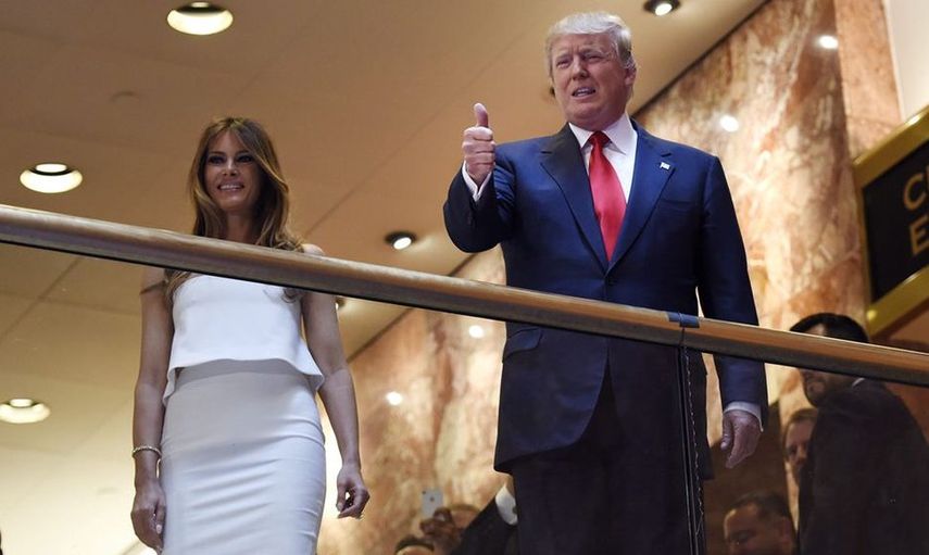 El magnate estadounidense Donald Trump (d) camina junto a su mujer, Melania. (EFE)