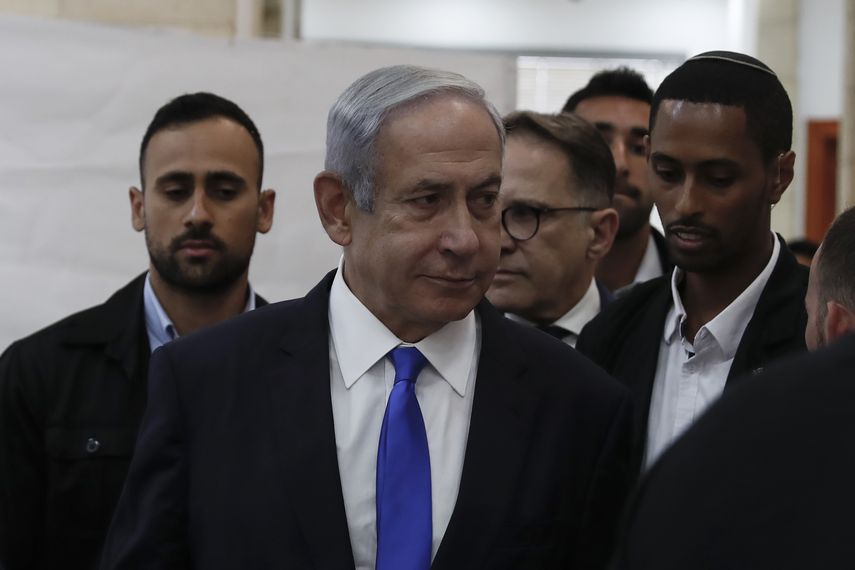 El primer ministro israelí Benjamin Netanyahu llega a una corte de distrito el domingo 25 de junio de 2023, en Jerusalén. Productor de Hollywood Arnon Milchan testifica en juicio del funcionario.