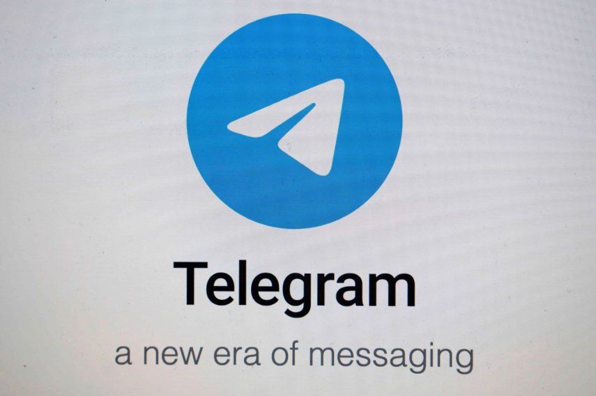 El logo de la aplicación de mensajería Telegram se ve en la pantalla de una laptop.