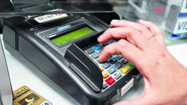 Los dispositivos para clonar cuentan con el sistema inalámbrico Bluetooth, lo cual permitía a los sospechosos obtener los datos sin tener que descender del vehículo.