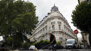 En esta foto del 13 de agosto de 2020, un hombre pasea a su perro frente a un edificio de apartamentos propiedad de Jeffrey Epstein en París. El agente de modelos Jean-Luc Brunel, quien tenía una relación estrecha con Epstein, fue arrestado el 16 de diciembre bajo sospecha de violación de menores y otros crímenes.&nbsp;