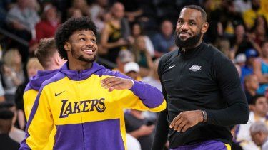 Foto del domingo 6 de octubre del 2024, el base de los Lakers de Los Ángeles Bronny James y el alero LeBron James calientan antes de un encuentro de pretemporada ante los Suns de Phoenix.&nbsp;