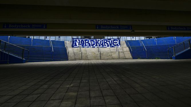 Esta fotograf&iacute;a del 29 de abril de 2020 muestra la entrada Nordkurve a la Veltins Arena del Schalke en Gelsenkirchen, Alemania&nbsp;