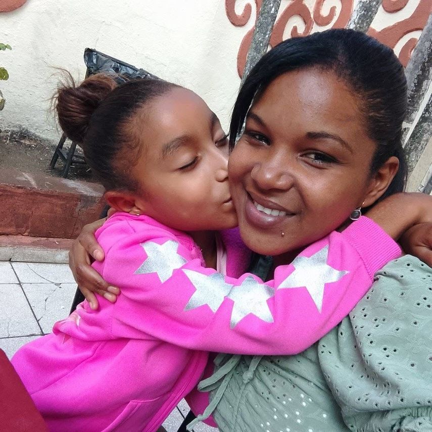 La pequeña Brianna junto a su mamá, Yaniris.&nbsp;