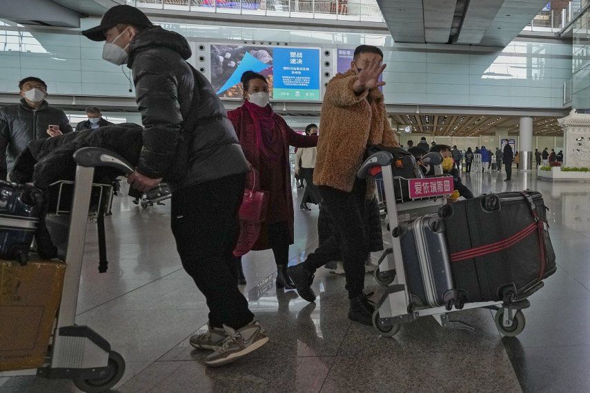 Un hombre de Hong Kong llega a la Terminal 3 del Aeropuerto Internacional de la capital china de Beijing, el domingo 8 de enero de 2023.&nbsp;