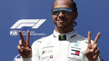 El británico, poseedor de 86 poles en su carrera, fue el más rápido con un tiempo de 1:29.319 con el que superó a su compañero, el finlandés Valtteri Bottas, que se quedó a 286 milésimas de segundo del quíntuple campeón del mundo.
