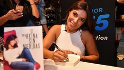 La locutora colombiana Paula Arcila durante la presentación de Una reina sin medidas.&nbsp;