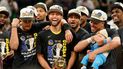 Curry Warriors y sus compañeros de Golden State celebran tras haber ganado la final de la NBA en 2022