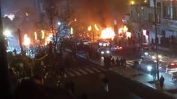 Este video, tomado el 14 de enero de 2026 a partir de imágenes de UGC publicadas en redes sociales el 9 de enero de 2026, muestra autos incendiados durante una protesta en la plaza Saadat Abad de Teherán. &nbsp;