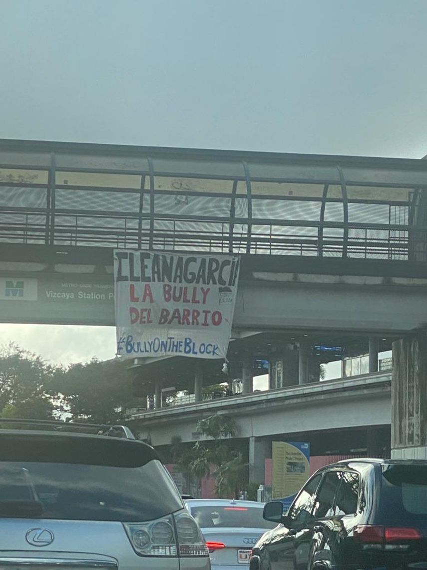 Pancarta en un puente en Miami.&nbsp;