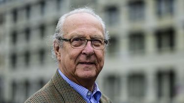 El príncipe Eduardo von Anhalt de Alemania, primo del rey Carlos III, posa en la Pariser platz de Berlín el 21 de marzo de 2023. Al príncipe, descendiente de una antigua línea germánica, le gusta deleitar a los oyentes con historias de sus estrechos lazos hereditarios con los británicos.