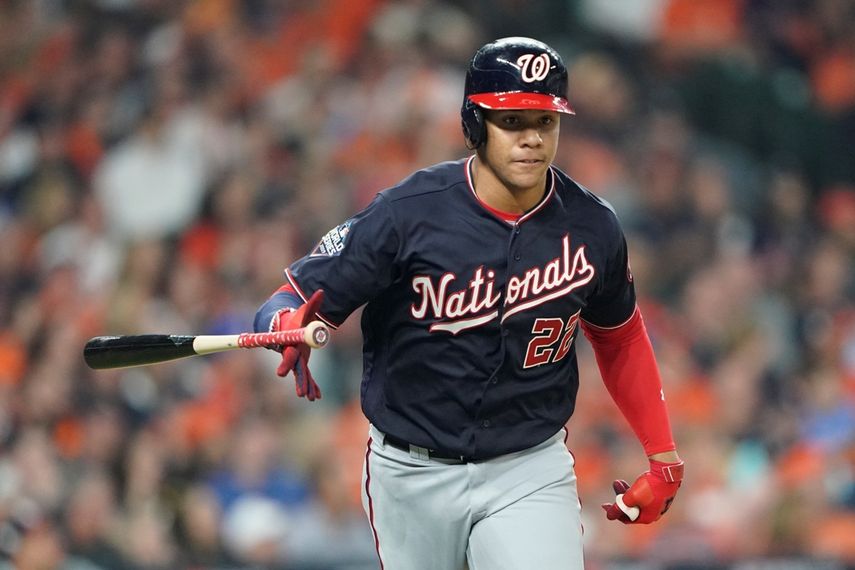 El dominicano Juan Soto, de los Nacionales de Washington, lanza el bate luego de conectar un jonr&oacute;n en el primer juego de la Serie Mundial ante los Astros de Houston, el martes 22 de octubre de 2019&nbsp;