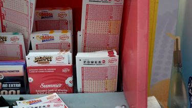 Los formularios para elegir números de Powerball se exhiben en una tienda el 4 de octubre de 2023 en Miami, Florida. El sorteo de Powerball del miércoles será un premio mayor de aproximadamente $1.2 mil millones. 