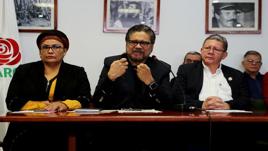 Victoria Sandino , Iván Márquez y Pablo Catatumbo, miembros del partido FARC, participan en una rueda de prensa en Bogotá.