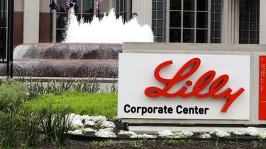 Letrero en la entrada a las oficinas centrales de la farmacéutica Eli Lilly and Co. en Indianápolis.