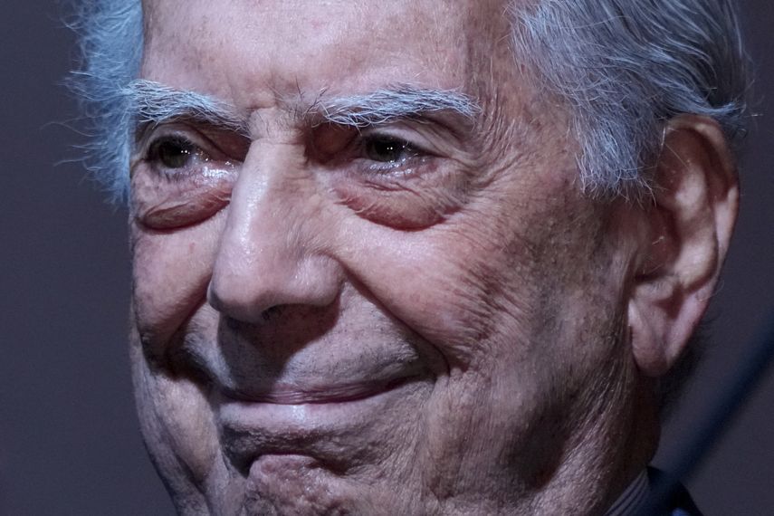 El escritor peruano Mario Vargas Llosa sonríe mientras asiste a la 46° edición de la Feria Internacional del Libro en Buenos Aires, Argentina, el viernes 6 de mayo de 2022.
