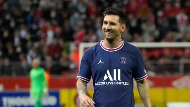 El delantero argentino del PSG Lionel Messi sonríe durante el partido contra el Reims por la liga francesa