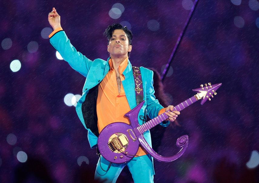 En esta fotografía de archivo del 4 de febrero de 2007 Prince durante su presentación en el espectáculo de medio tiempo del Super Bowl XLI en Miami. Fans acudieron a Paisley Park, la casa estudio de Prince, para honrarlo a cinco años de su muerte el 21de abril de 2016.